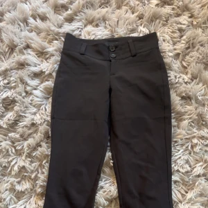 Svarta bootcut-byxor från Gina Tricot XS - Tajta, lågmidjade kostymbyxor