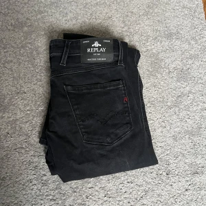 Svarta Replay anbass - Säljer ett par svarta jeans från Replay. Size w29 L32 hör av er vid frågor