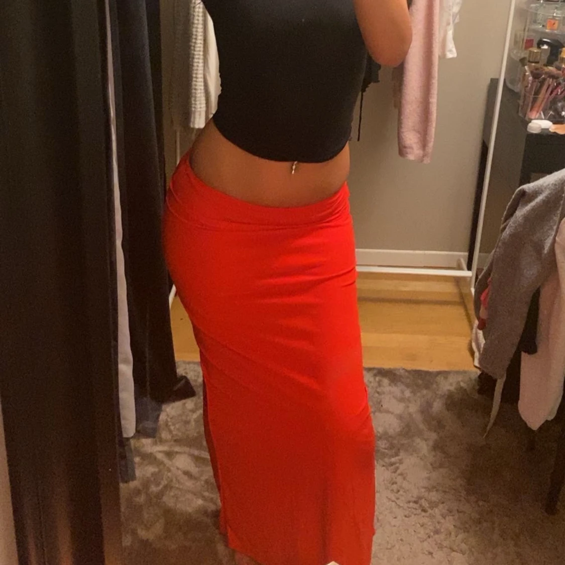 Röd långkjol i stretchigt tyg - 1