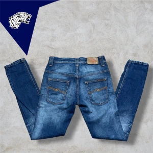 NUDIE JEANS  - Ruggit snygga  Nudie jeans | Stl: Passar W29 L32 | Skick: 9/10 | Modellen är 180 | Hör av er vid funderingar! 