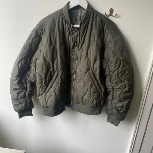 Grön bomberjacka Monki - Säljer min gröna bomberjacka ifrån Monki! Det är i jättebra skick och använd fåtal gånger. Vill nån ha fler bilder så hör av er! Priset kan diskuteras!❤️ 