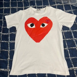 Vit Comme des Garçons Play t-shirt - Oanvänd ! 