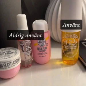 Sol de Janeiro parfymer och body mist - Flera parfymer och body mist från Sol de Janeiro. En rosa Beija Flor Elasti-Cream, en rosa Beija Flor body mist (68), samt en guldfärgad Brazilian Crush Cheirosa 62 body mist. Flaskorna är i plast med vita lock och färgglada etiketter.