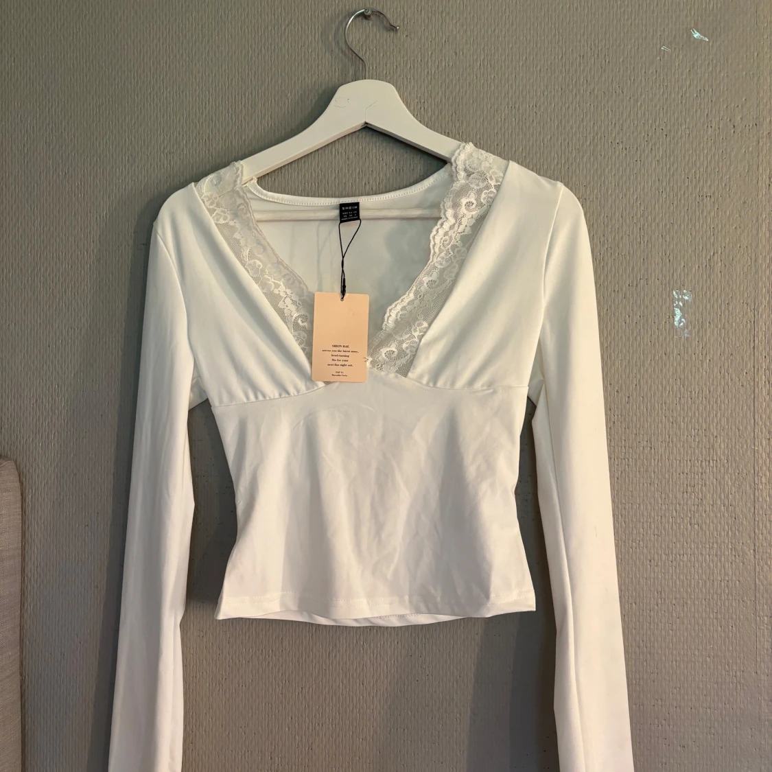 Vit långärmad topp med spets från SHEIN