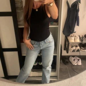 Lager 157 ljusblå jeans straight fit - Säljer ett par Lager 157 jeans i ljusblå tvätt. Jeansen har rak passform, normal midja och femficksdesign. Perfekta till sneakers eller boots och funkar året runt. Ikonisk Levis-lapp bak i midjan och snyggt slitna detaljer. Superbekväma och tidlösa!