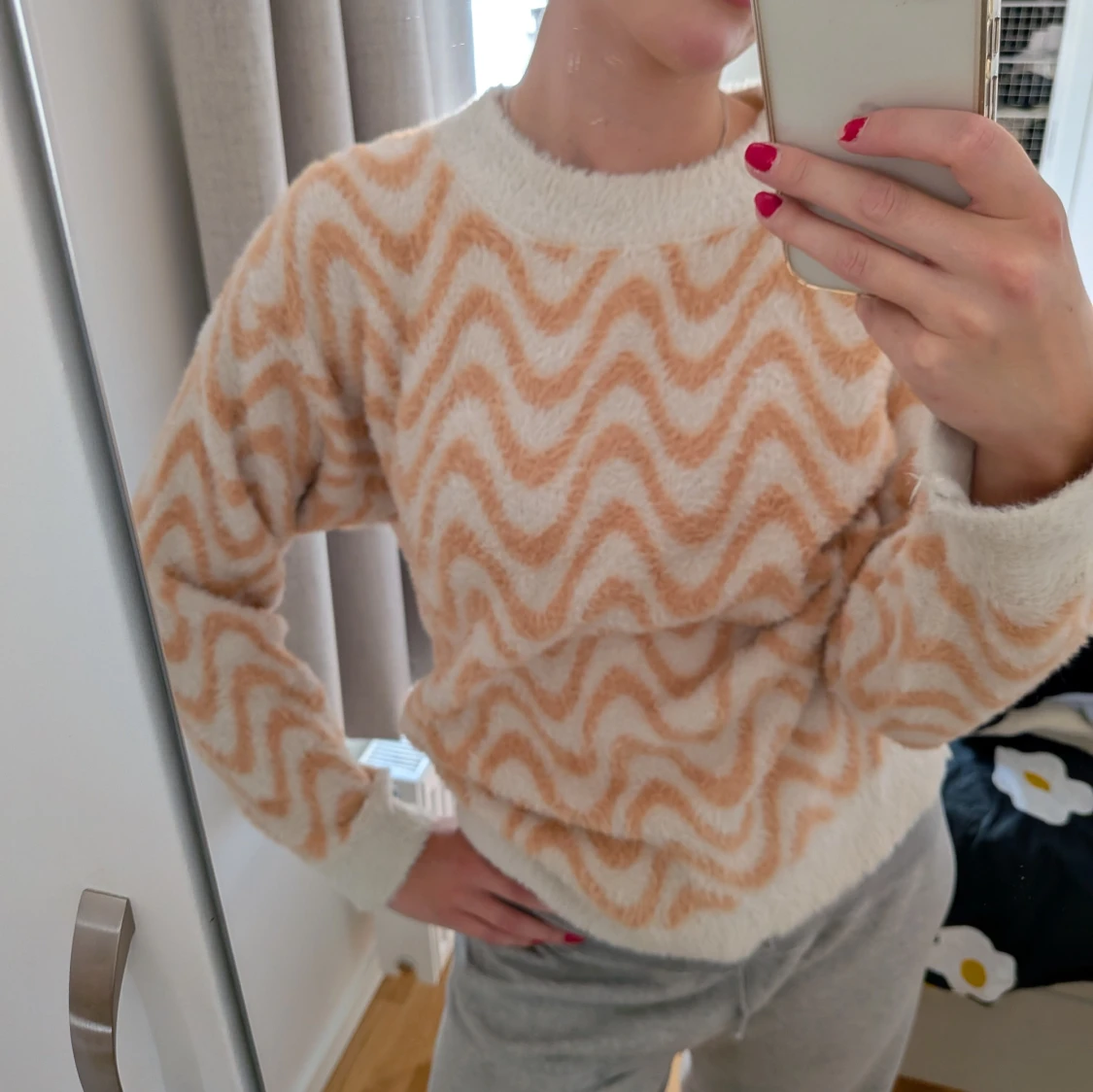 Beige och vit fluffig tröja med vågmönster
