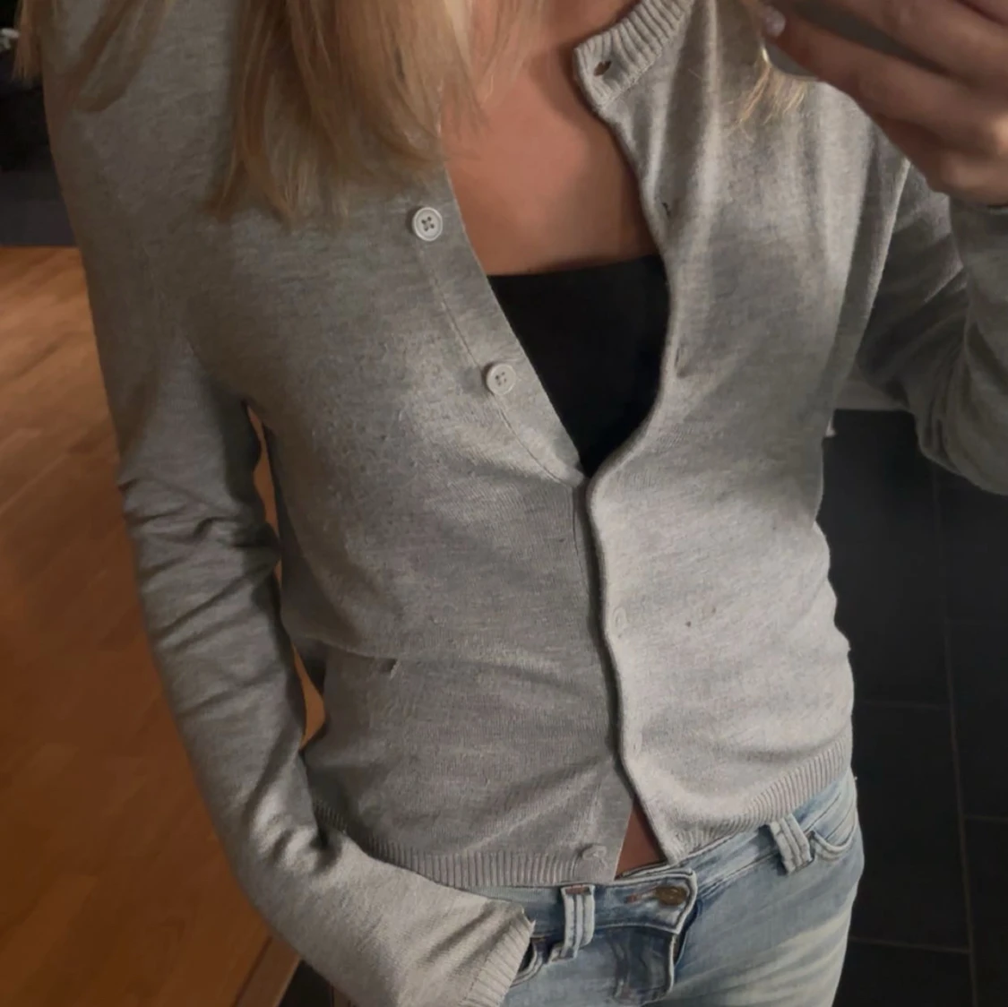 Ljusgrå kofta med knappar