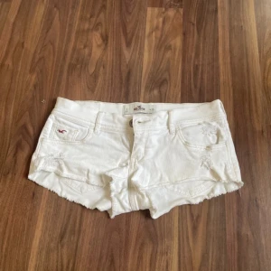 Lågmidjade hollister shorts - skit snygga Jenas shorts från hollister! Priset går att diskuteras💓