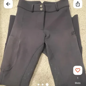 ZacZess  - grå/gröna ridbyxor från ZacZess. har ett litet hål som knappt syns, det går att sy igen. 