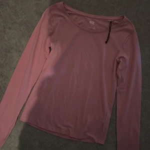Rosa långärmad tröja från 157 - En basic rosa långärmad tröja från 157 i mjuk bomullsblandning. Tröjan har rund halsringning och en enkel, clean design som är lätt att matcha med allt. Perfekt för lager-på-lager eller som den är.