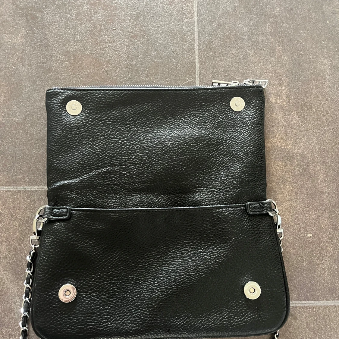 Svart axelväska med kedja och vingar - 2