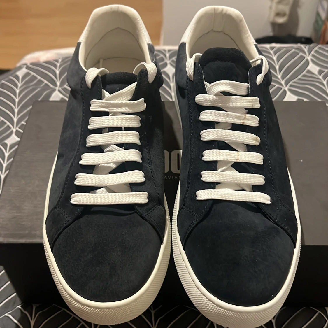 Svarta mockasneakers med vita detaljer - 2