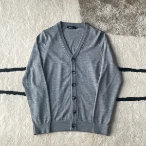 Daniel Hetcher Cardigan - Cardigan ifrån Daniel Hetcher | Storlek: S - Skick: 9/10 - Nypris: 1399kr - Mitt pris: 399kr! 