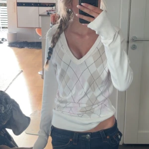 Vit v-ringad tröja med rutor från boomerang - helt ny tröja från boomerang i storlek xs! 💗den är ljus beige och har rosa rutor på🩷