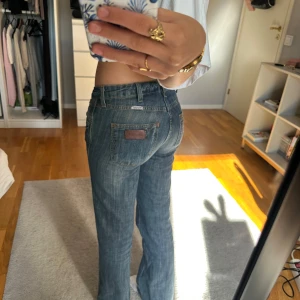 Super snygga jeans - Super snygga jeans, köpta på plick. Säljer de då de inte kommer till användning. Jeansen är i väldigt bra skikt!