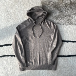 Merinoull Hoodie - Stickad hoodie i Merinoull | Storlek: S - Skick: 8/10 - Nypris: 899kr - Mitt pris: 399kr!