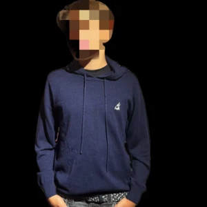 Marinblå merinoull hoodie - Säljer en marinblå hoodie  med klassisk huva och snörning. Tröjan har en liten vit logga på bröstet och är långärmad. Perfekt för dig som gillar en enkel och stilren look.Grisch