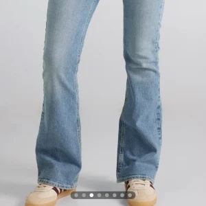 Bootcut jeans från Junkyard ljusblå XS - fina jeans från junkyard! köpte för 599 men använder de inte! priset kan diskuteras vid snabbt köp 