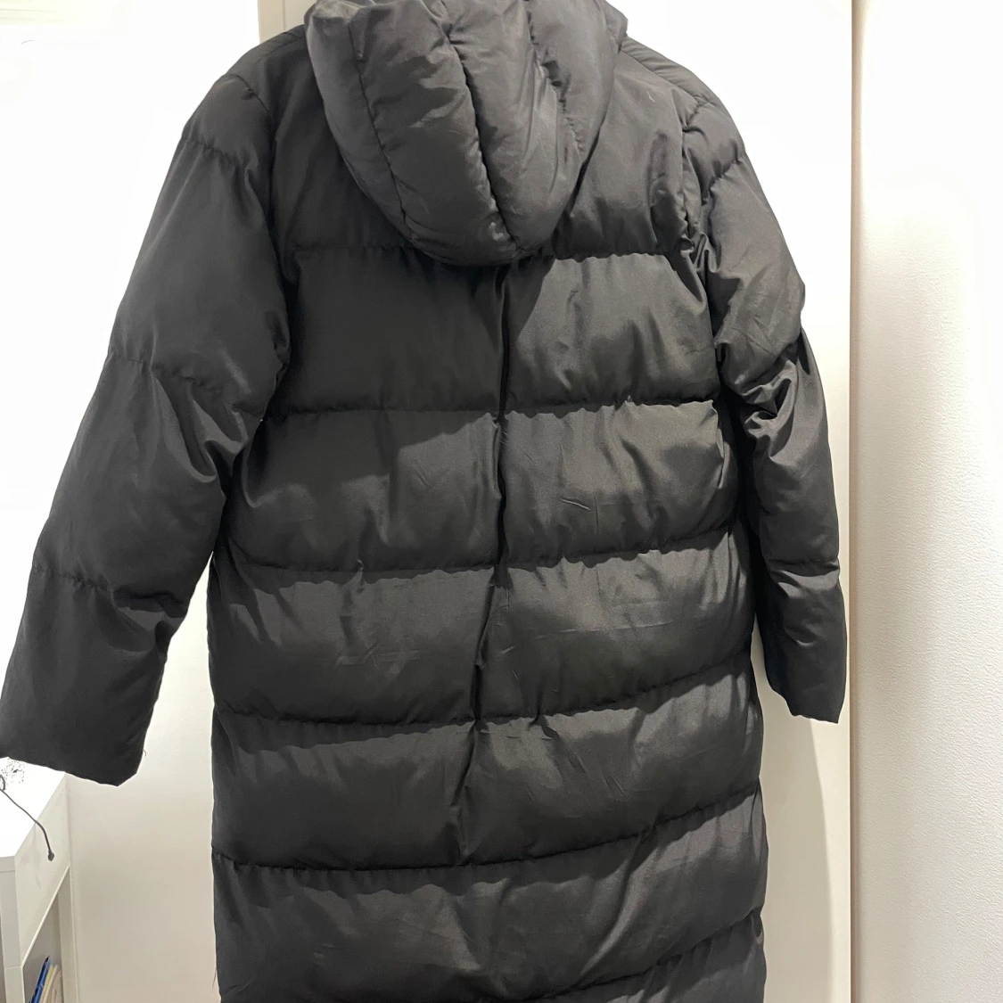 Svart lång pufferjacka med huva - 1