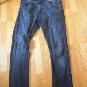 DONDUP JEANS - Snygga jeans från Dondup, modell Icon Regular Fit. Klassisk femficksdesign med raka ben och diskreta sömmar. 