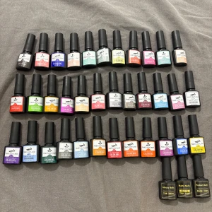 Färgglada gelnagellack från NailColorLead - Helt nytt oanvänd och oöppnad gel polish i olika färger som härdas i UV lampa. 35+3 färger säljes pågrund av att de aldrig kom till användning. Varje flaska är 8ml