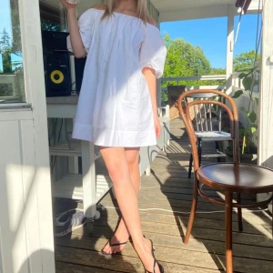 Vit offshoulder kortklänning - Superfin vit kortklänning med offshoulder och puffiga korta ärmar. Använd sparsamt! Från gica tricot strl 34