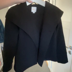 Svart kappa - Jättefin svart kappa från Gina Young är mycket bra skick
