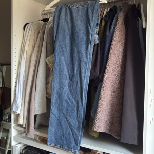 Blå jeans från 157 New Classic - Säljer ett par klassiska blå jeans från 157 i modellen New Classic. Jeansen har midwaist, raka ben och standard fit. Tillverkade i tåligt denim med snygga kontrastsömmar och klassisk läderpatch bak i midjan.