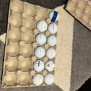 Taylor Made mix a/b klass 11 st - Bilderna visar golfbollar av olika modeller, bland annat TaylorMade TP5 och Tour Response. Perfekt för dig som gillar golf och vill ha kvalitetsbollar till träning eller på banan.  Passar både nybörjare och erfarna golfare.