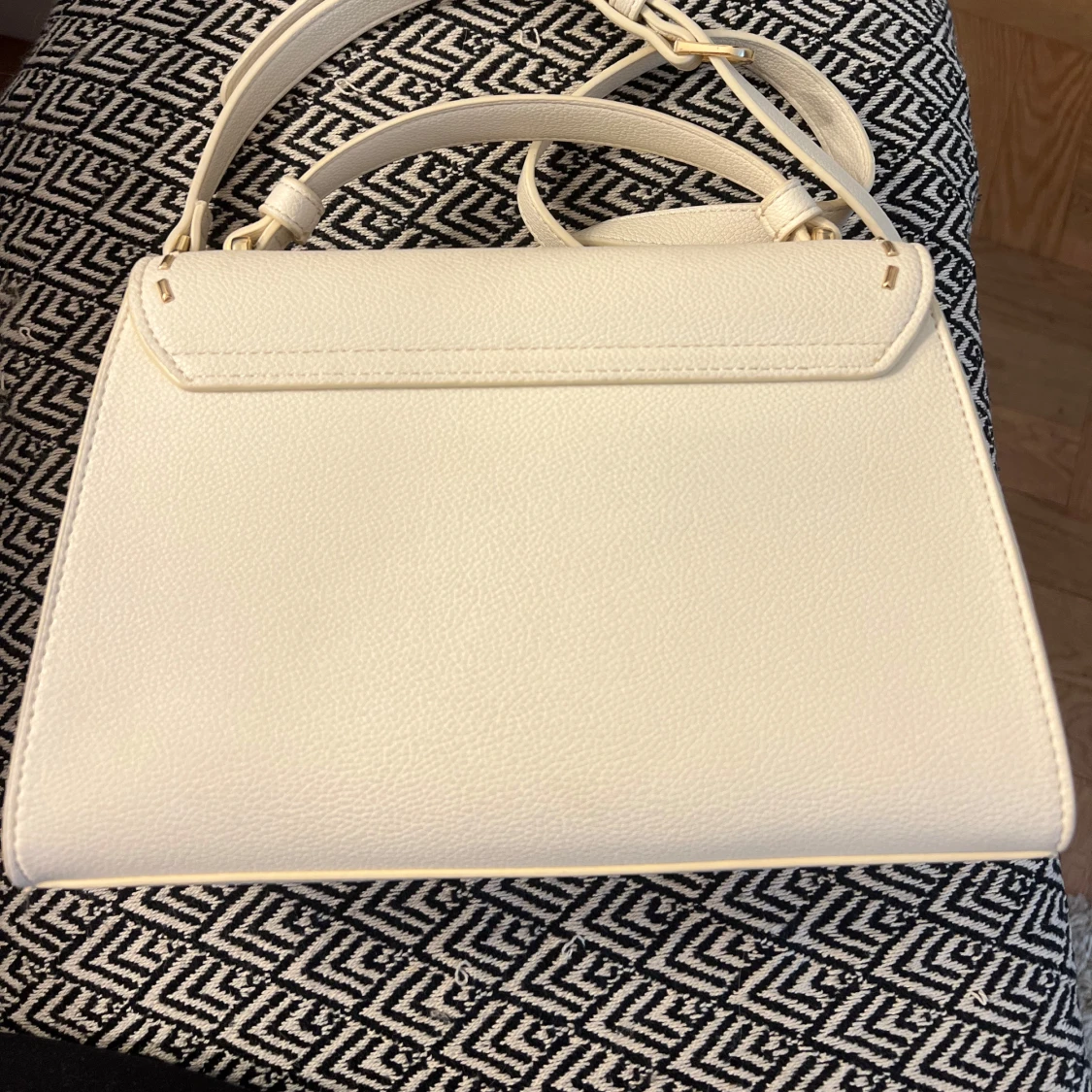 Vit axelväska från Valentino i skinn - 1