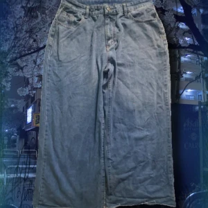 Baggy jeans - Säljer ett par ljusblå jeans med bred passform och råa, slitna kanter nertill. Jeansen har klassisk femficksdesign och är tillverkade i denim. Perfekta för en avslappnad och trendig look.     Waist:  41 cm Leg opening: 30 cm Length: 93 cm