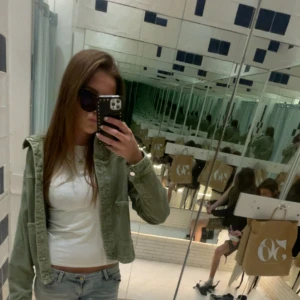 Grön jeansjacka från Zara - Snygg jeansjacka från Zara. Köptes för 379 i våras och endast använd 3-4 gånger. Säljer därav för att den inte kommer till användning. Kan sjunka i pris vid snabb affär!! Tveka inte att höra av dig vid eventuella frågor!
