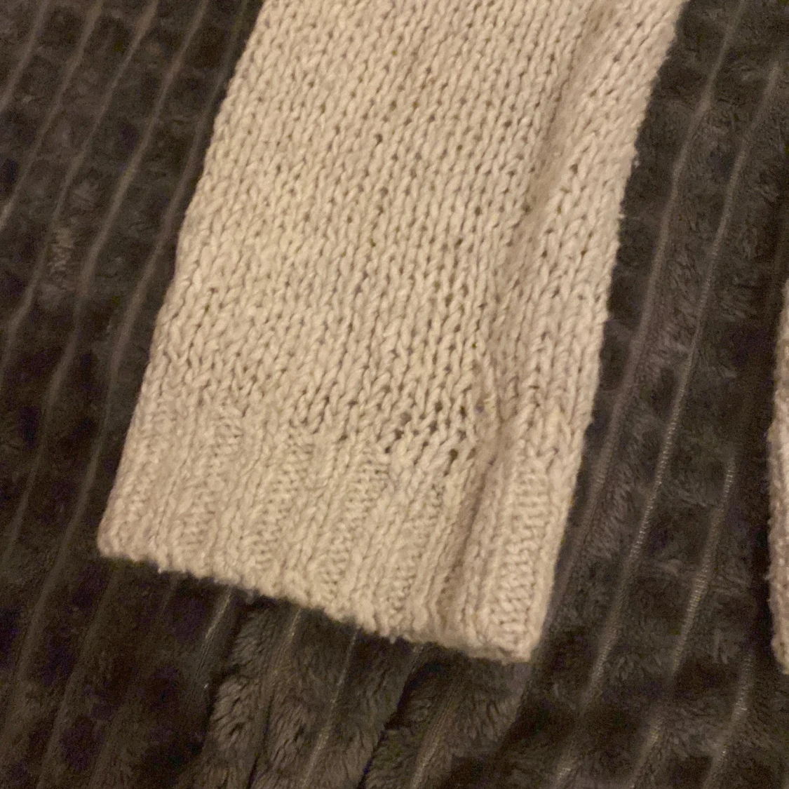 Beige stickad tröja med rund hals - 4