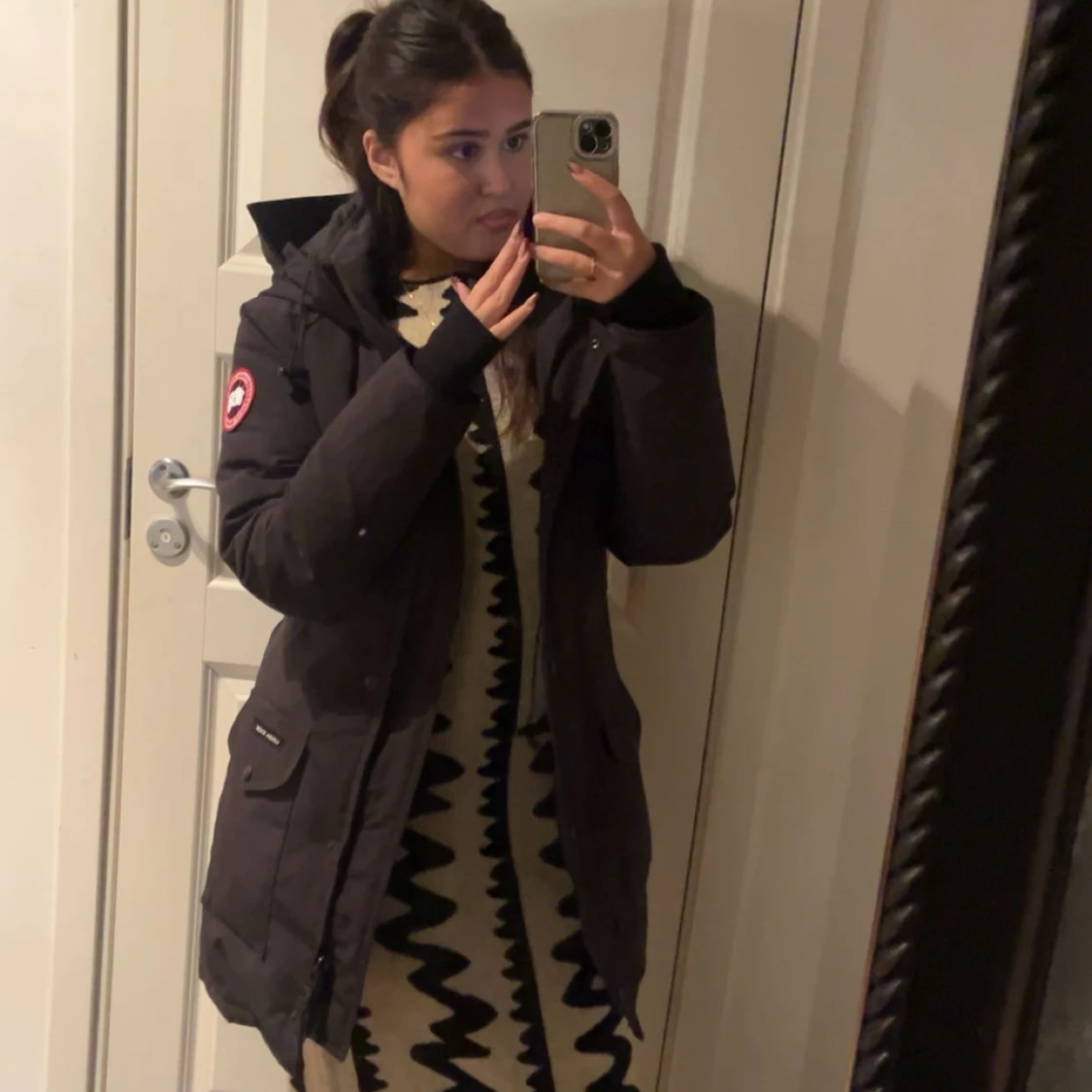 Stickad beige och svart klänning