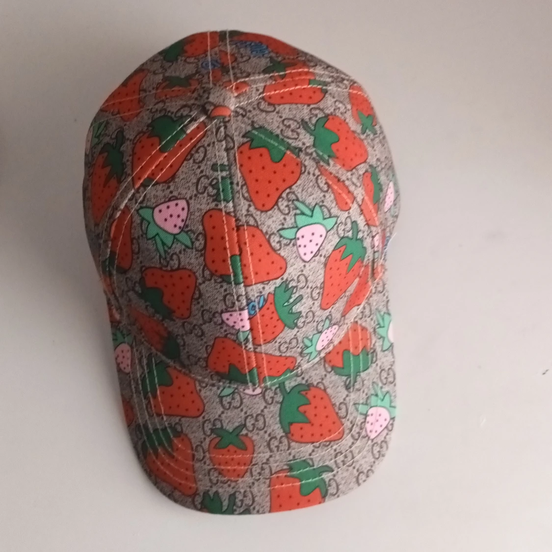 Gucci keps med jordgubbsmönster