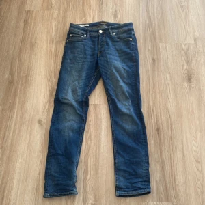 Blå jeans från Jack & Jones - Säljer dessa skit feta jeans från Jack n Jones. De är storlek 28 30. Är i i strålande skick. Hör av dig vid funderingar.🙌👌