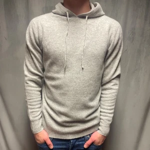 Kashmir/Merino hoodie - En ljusgrå Kashmir/Merino hoodie! Storlek M! Modellen är 177cm lång, passar längre! Skick 10/10, använd 1 gång! Hör av dig vid frågor!🌟