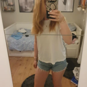 Blåa jeansshorts - Jättesnygga blåa jeansshorts! Säljes då de är lite försmå för mig!