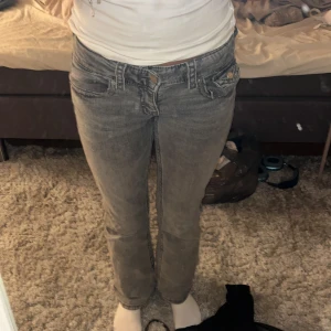 Gråa lowwaist bootcut jeans  - Gina Young jeans i storlek 152 tall. De är low waist och bootcut. Väl använda och lite skrynkliga men inget större tecken på användning