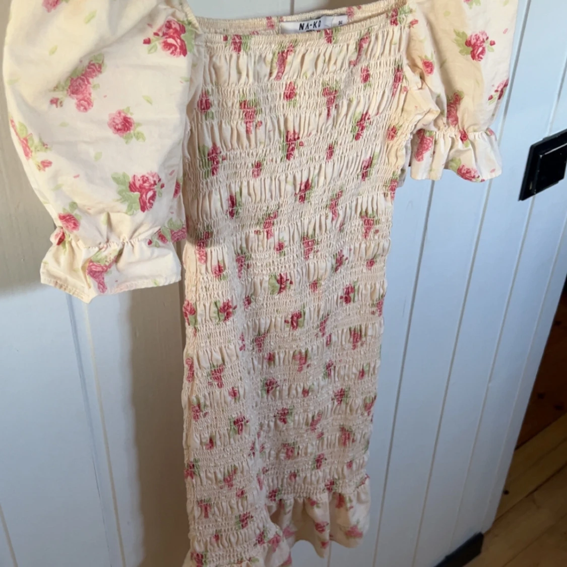 Vit blommig kortklänning med volang - 3