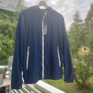 Woolrich jacka - Tja säljer nu denna feta jacka från Woolrich som är använd men väldigt sparsamt. Den är i storlek M men kan även passa S. Bara att höra av sig vid eventuella frågor eller funderingar🙌🏻