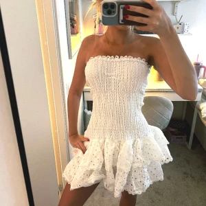 Vit axelbandslös kort klänning - Aldrig använt prislapp kvar💞