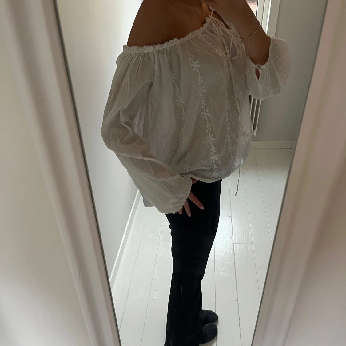 Offshoulder blus med blommor - 2