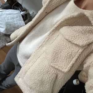 Beige teddyjacka - Säljer en beige teddyjacka i bra skick💗pris kan diskuteras 