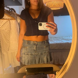 Mörkblå topp blus med knappar - Supersöt mörkblå croppad blus med v-ringning och korta ärmar💖💖