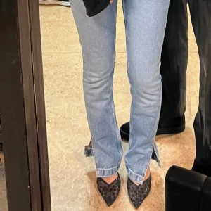 Snygga jeans  - Säljer ett par ljusblå jeans från Bikbok med split vid benslutet. Använd ett fåtal gånger men säljer för att dom   tyvärr har blivit för små för mig!