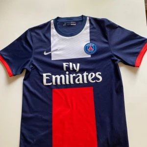 Autentisk PSG tröja  - PSG-tröja, äkta, använd – Tröjan är autentisk PSG-merch och har synliga tecken på användning, men är fortfarande i bra skick.