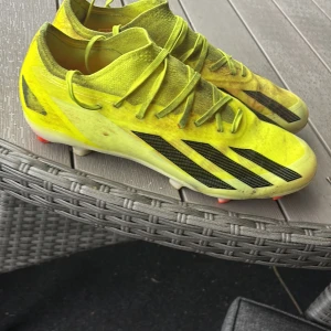 Adidas Crazyfast gula fotbollsskor strl 44 - Adidas crazyfast storlek 44, ny pris 1800. Väldigt bra skick, används några fåtal gånger. Lite smutsiga men de går att tvätta bort lätt. 
