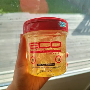 Eco Style Argan Oil Styling Gel - Eco Style Professional Styling Gel med arganolja, vattenbaserad och passar alla hårtyper. Kommer i en genomskinlig burk med röd lock, innehåller 473 ml. Gelen är gyllengul och ger fukt, glans och stadga till håret.