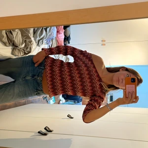 Missoni inspirerande topp  - Sååå himla cool och snygg topp men kommer tyvärr inte till användning🥺 missoni inspirerad, står varken storlek eller märke men skulle säga storlek s-m🔥